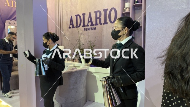 طاقم الضيافة في معرض لمتنا بالظهران