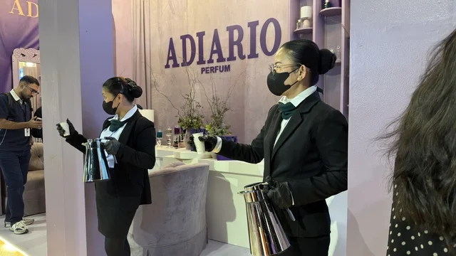 طاقم الضيافة في معرض لمتنا بالظهران