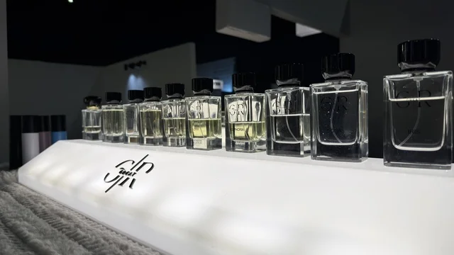 عرض عطور فاخرة في معرض لمتنا بالظهران