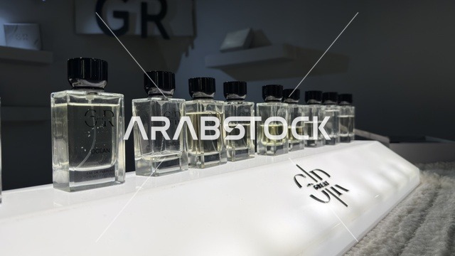 زجاجات عطور في معرض لمتنا إكسبو بالظهران