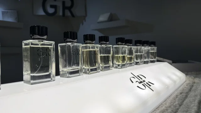 زجاجات عطور في معرض لمتنا إكسبو بالظهران