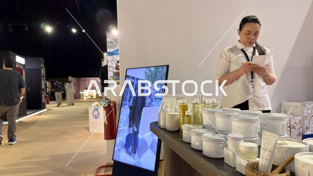 منصة عرض مستحضرات تجميل في معرض لمتنا بالظهران