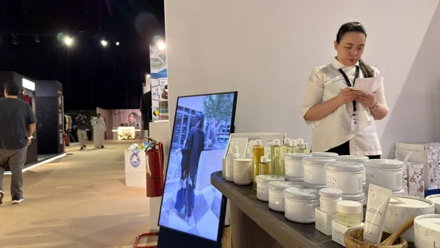 منصة عرض مستحضرات تجميل في معرض لمتنا بالظهران