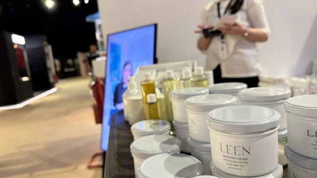 منتجات تجميل وعناية بالبشرة في معرض لمتنا الظهران