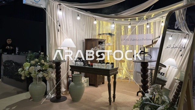 ركن تجاري للعطور في معرض لمتنا بالظهران