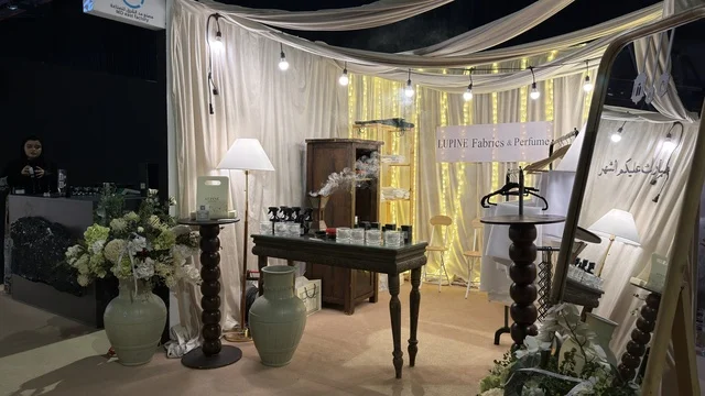 ركن تجاري للعطور في معرض لمتنا بالظهران