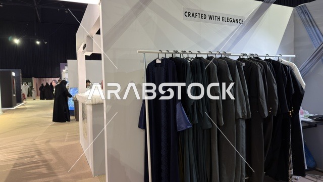 عرض عباءات في معرض لمتنا بمدينة الظهران