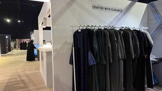 عرض عباءات في معرض لمتنا بمدينة الظهران