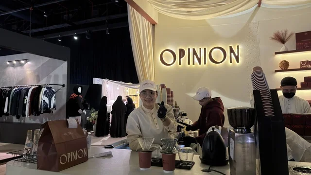 باريستا في ركن معرض لمتنا بالظهران