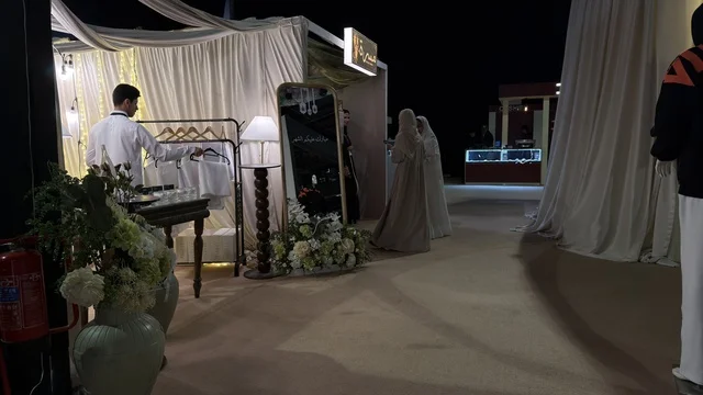 ركن لبيع الملابس في فعالية معرض لمتنا بالظهران