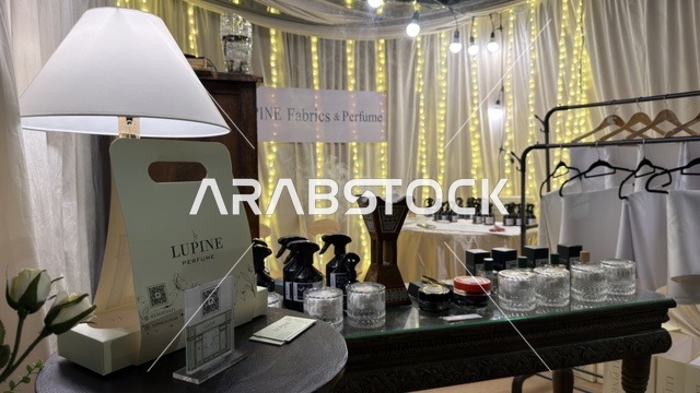 ركن عطور وأقمشة في معرض لمتنا بالظهران