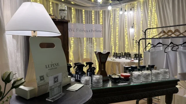 ركن عطور وأقمشة في معرض لمتنا بالظهران