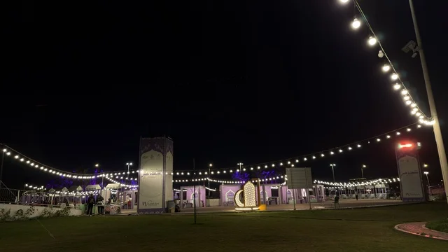 فعالية بسطة خير في واجهة الدمام البحرية ليلاً