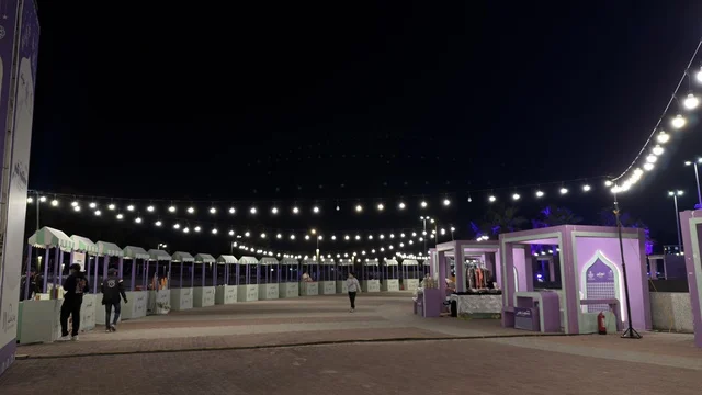 مبادرة بسطة خير في واجهة الدمام البحرية ليلاً