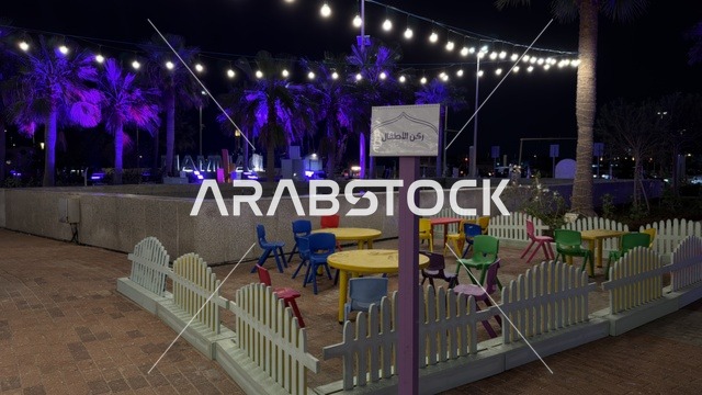 منطقة جلسات أطفال في واجهة الدمام البحرية ليلاً