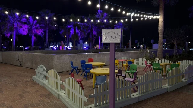 منطقة جلسات أطفال في واجهة الدمام البحرية ليلاً