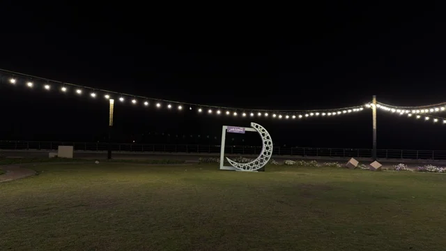 هلال زينة في واجهة الدمام البحرية ليلاً