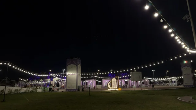 فعالية بسطة خير في واجهة الدمام البحرية ليلاً