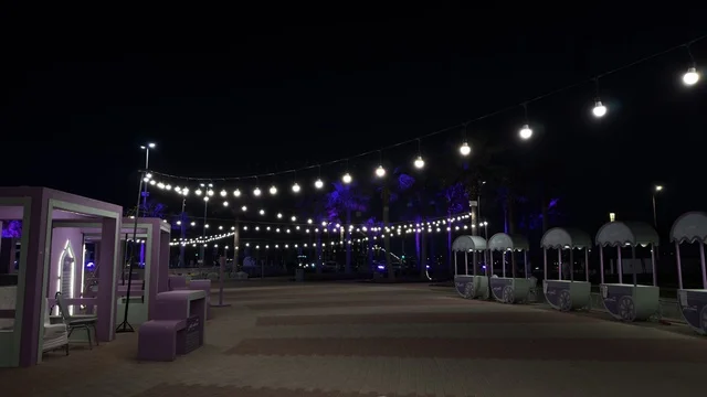 فعالية بسطة خير في واجهة الدمام البحرية ليلاً