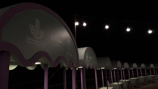 أكشاك بسطة خير في واجهة الدمام البحرية ليلاً