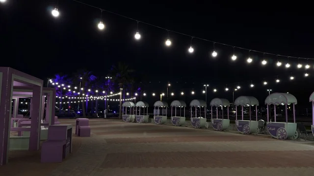 أكشاك سوق بسطة خير في واجهة الدمام البحرية ليلاً