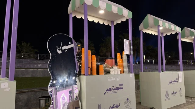 بسطات طعام في سوق كورنيش الدمام الليلي