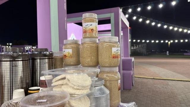 بسطة خير في واجهة الدمام البحرية ليلاً