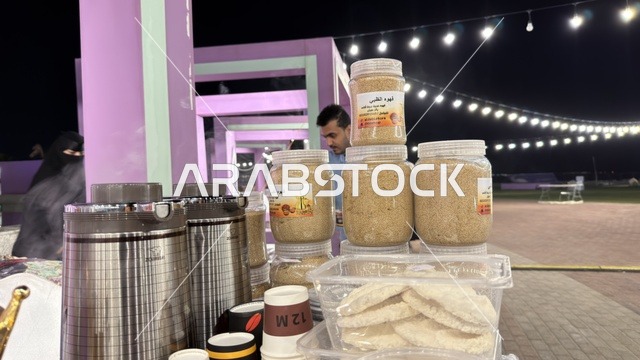 بسطة قهوة عربية في واجهة الدمام البحرية ليلاً