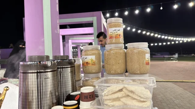 بسطة قهوة عربية في واجهة الدمام البحرية ليلاً