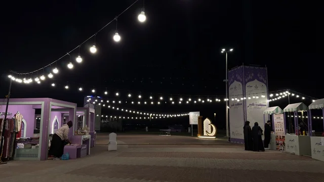 فعالية بسطة خير واجهة الدمام البحرية ليلاً