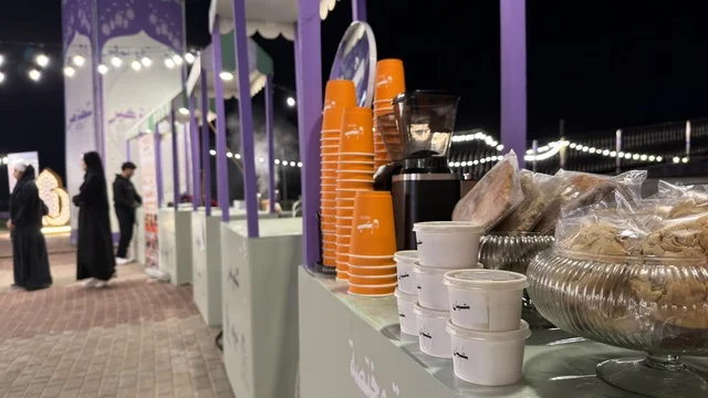 بسطة خير في واجهة الدمام البحرية ليلاً