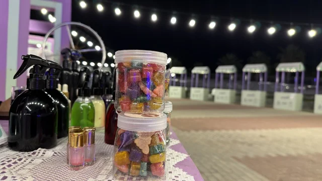 معرض منتجات بسطة خير في واجهة الدمام البحرية ليلاً