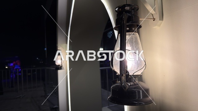 فانوس تقليدي في فعالية لمتنا بمعرض الظهران