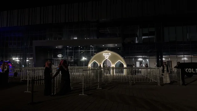 بوابة دخول فعالية لمتنا في معرض الظهران ليلاً