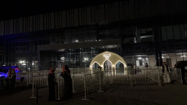 مدخل فعالية لمتنا في معرض الظهران ليلاً