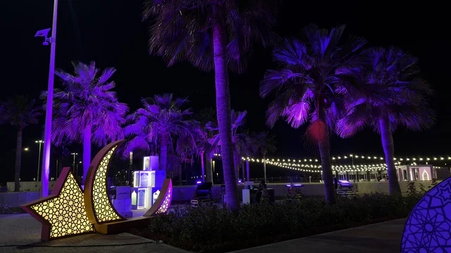 زينة رمضان في واجهة الدمام البحرية ليلاً