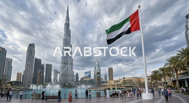 علم دولة الإمارات العربية المتحدة وأفق برج خليفة في دبي