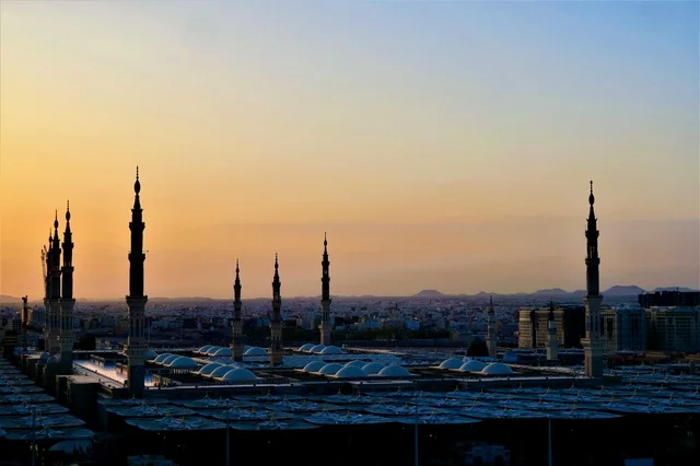 المسجد النبوي بالمدينة المنورة وقت الغروب والمآذن