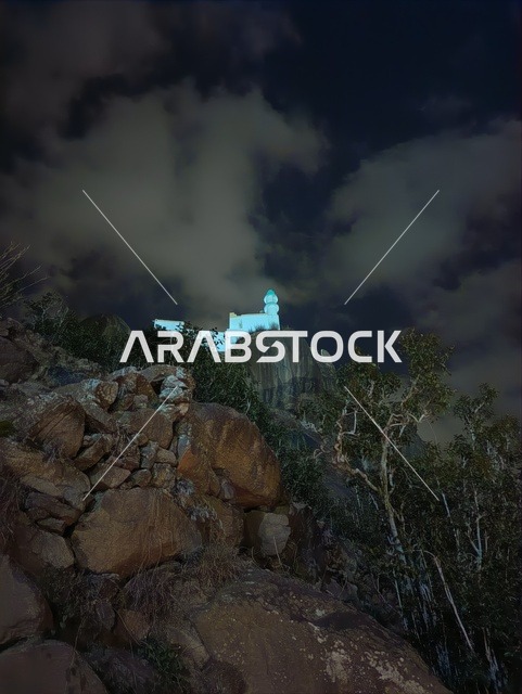 مسجد فوق قمة صخرة في جبال فيفاء جازان ليلاً