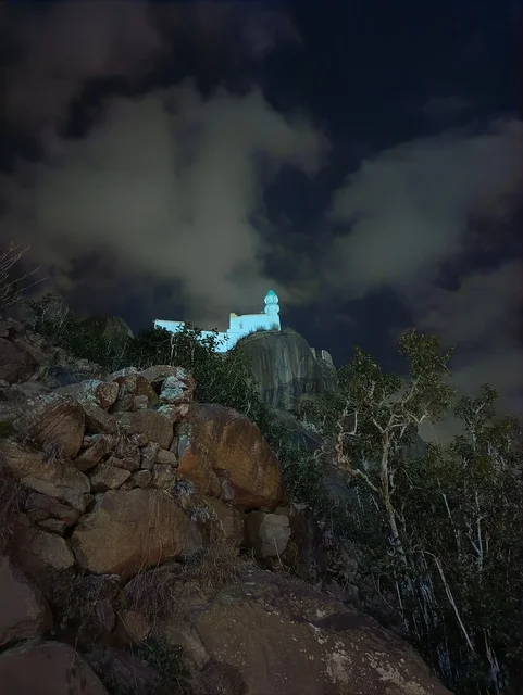 مسجد فوق قمة صخرة في جبال فيفاء جازان ليلاً