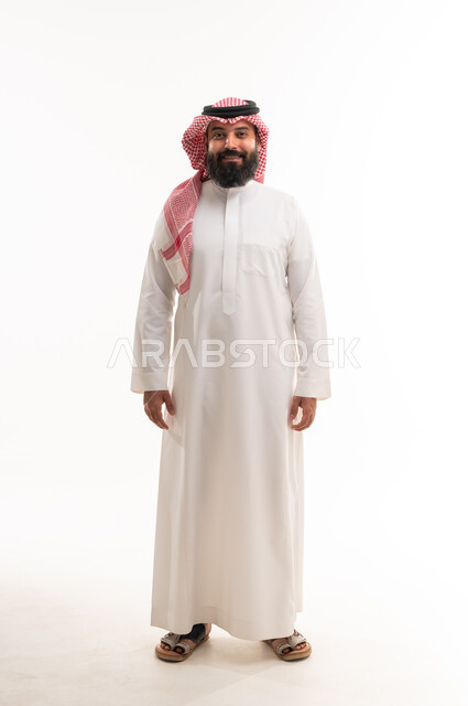 رجل سعودي بالزي التقليدي الثوب والشماغ الأبيض