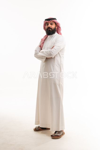 رجل سعودي بالثوب التقليدي على خلفية بيضاء