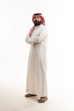 رجل سعودي بالثوب التقليدي على خلفية بيضاء