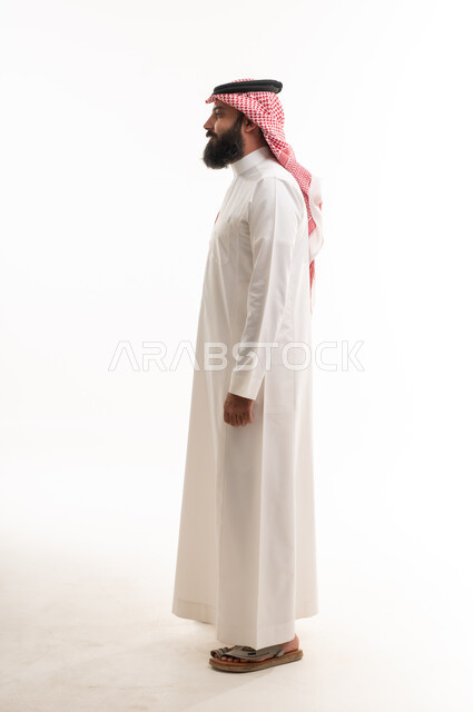 رجل سعودي بالثوب التقليدي والشماغ لقطة جانبية