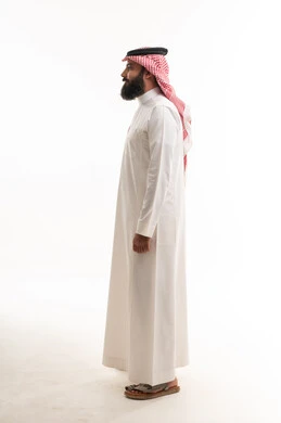 رجل سعودي بالثوب التقليدي والشماغ لقطة جانبية