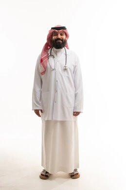 طبيب سعودي بالمعطف الطبي والسماعة أمام خلفية بيضاء