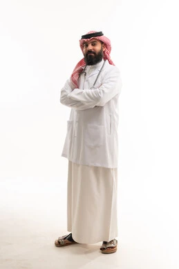 طبيب سعودي بالزي التقليدي والمعطف الطبي