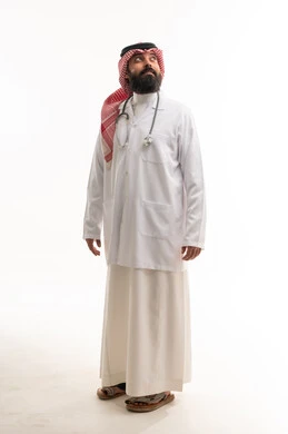 طبيب سعودي بالزي التقليدي والبالطو الأبيض الطبي