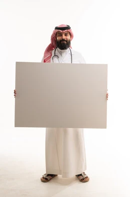 طبيب سعودي يحمل لوحة بيضاء فارغة