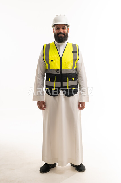 مهندس سعودي بمارس عمله بسترة السلامة والخوذة